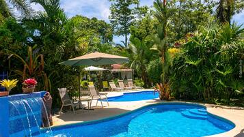 2 piscinas al aire libre, sillones reclinables de piscina