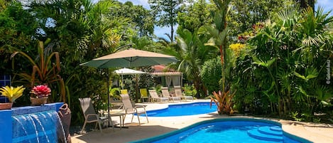 2 piscines extérieures, chaises longues