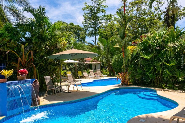 2 utendørsbassenger og solsenger