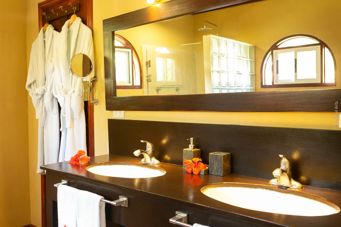 deluxe suite, 1 bedroom, partial ocean view | bathroom | shower, free toiletries, towels