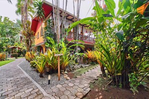 Suite – deluxe, 1 soverom, delvis havutsikt | Sengetøy av topp kvalitet, safe på rommet, wi-fi (inkludert) og sengetøy