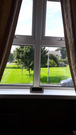 Single Room, Ensuite | Iron/ironing board, free cribs/infant beds, free WiFi, bed sheets