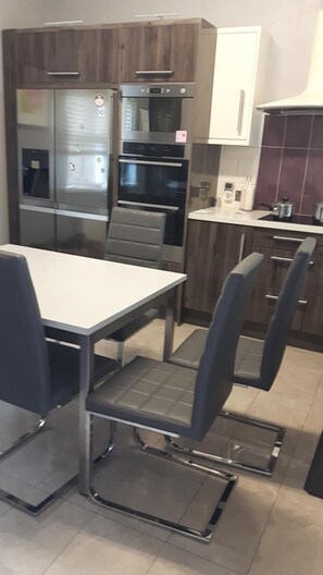 Quarto triplo | Cozinha privada | Geladeira, cafeteira/chaleira