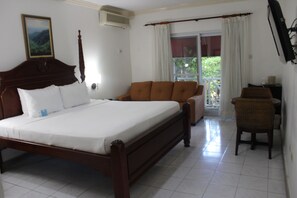 0B | 客房内保险箱、办公桌、笔记本电脑工作区、熨斗/熨衣板