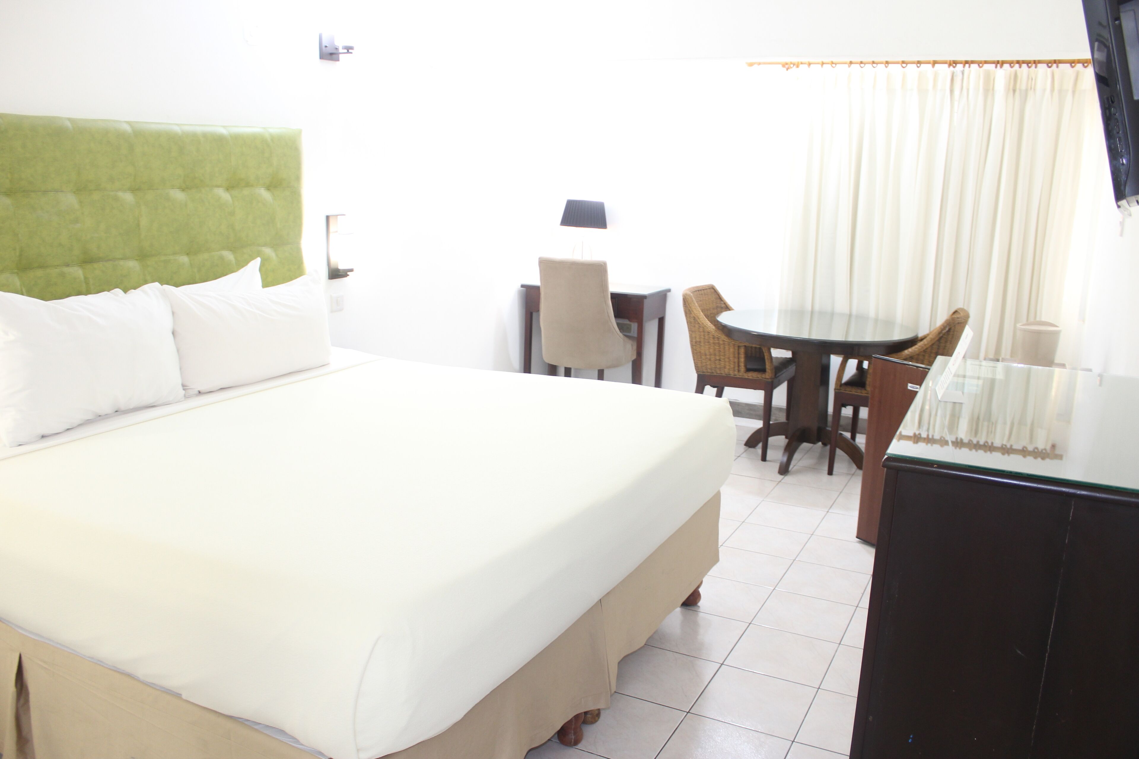 executive room, 1 king bed, non smoking | 1 bedroom, in-room safe, desk, laptop workspace