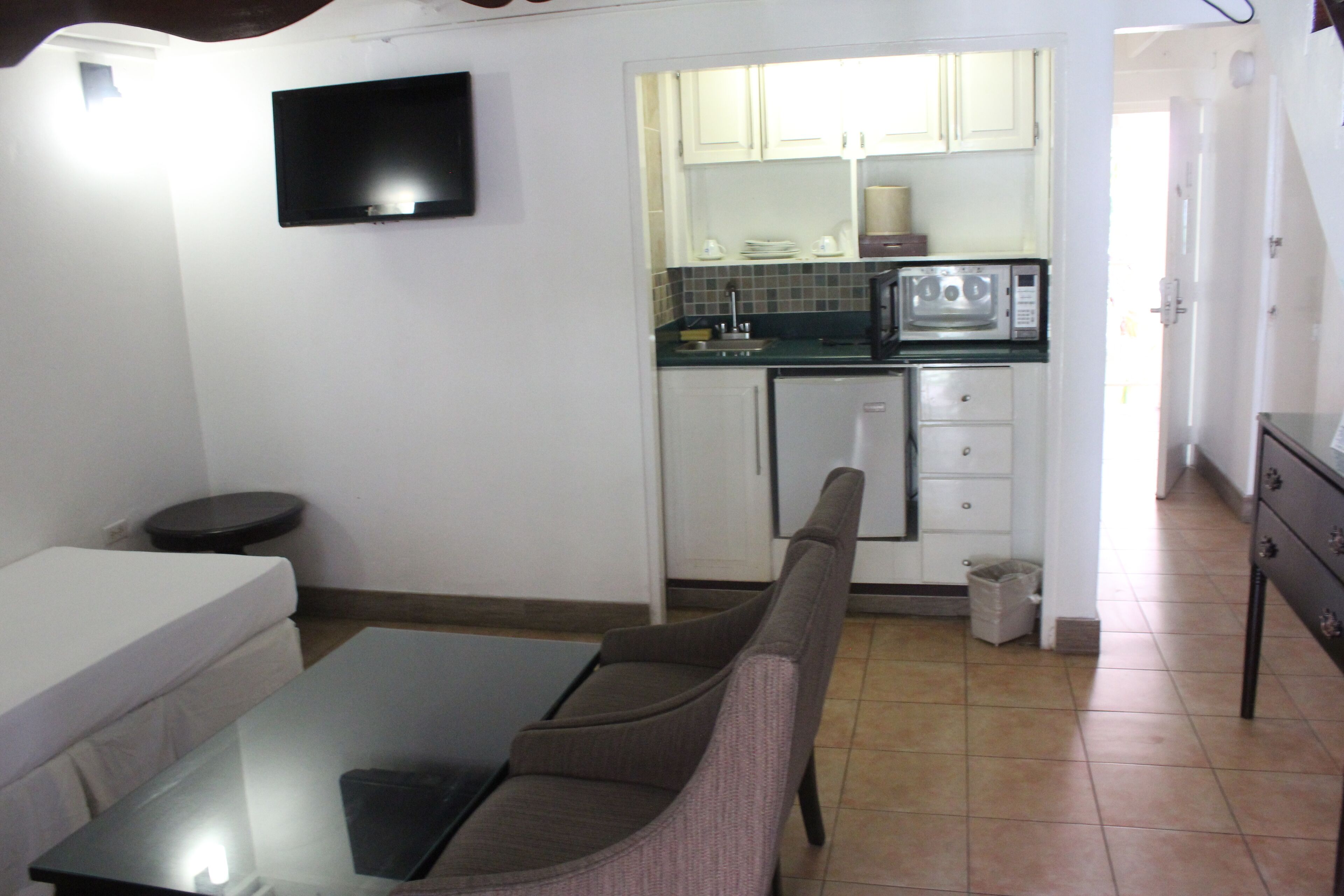 superior suite, non smoking | living area | flat-screen tv