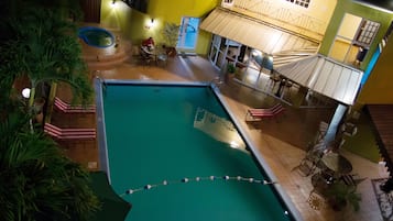 Kolam renang outdoor