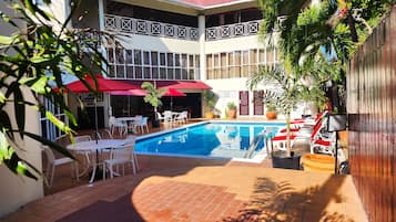 Una piscina al aire libre