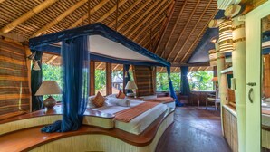 Biệt thự truyền thống, 4 phòng ngủ, hồ bơi riêng, quang cảnh biển | Minibar, két bảo mật tại phòng, bàn, bàn ủi/dụng cụ ủi quần áo 