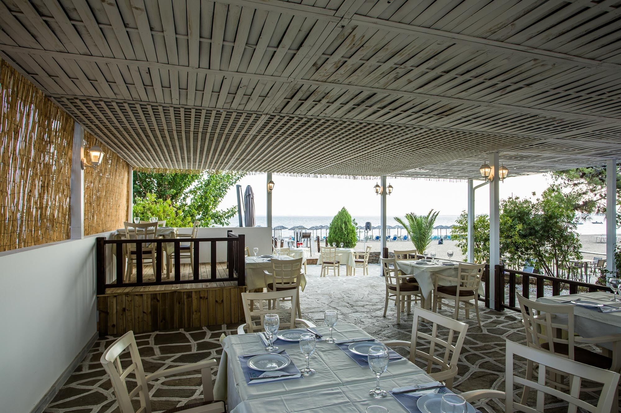 2 restaurants; breakfast, lunch and dinner served 