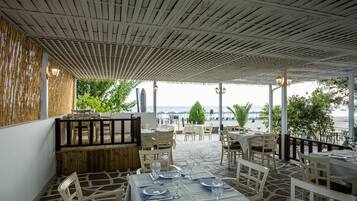 2 restaurants; breakfast, lunch and dinner served