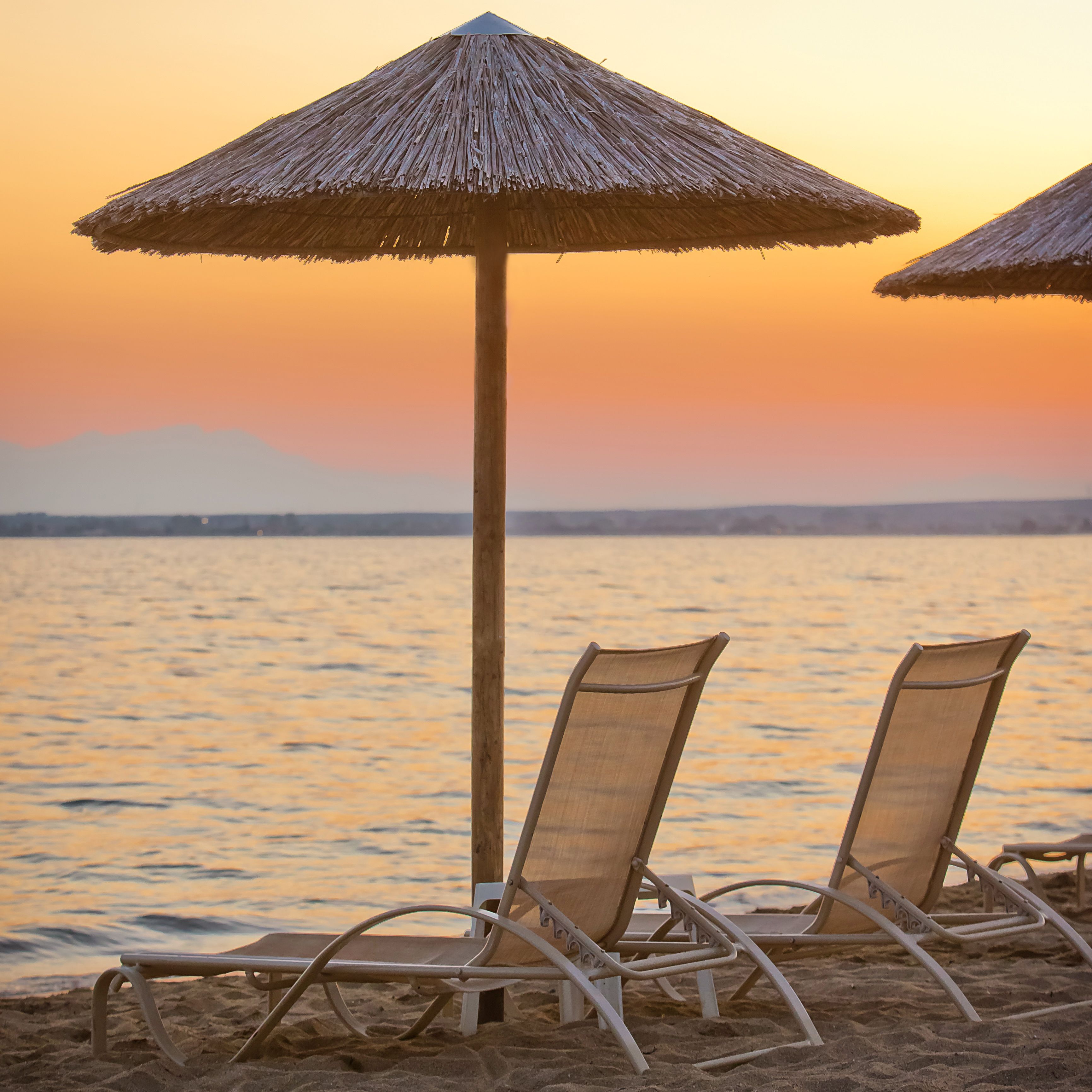 Plage, chaises longues, parasols, beach-volley