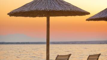 Plage, chaises longues, parasols, beach-volley