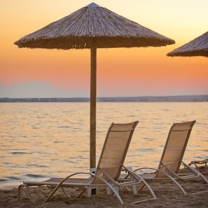 On the beach, sun-loungers, beach umbrellas, beach volleyball - Coral Blue Beach Hotel (Polygyros)