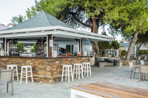 2 bars/lounges, poolside bar, beach bar - Coral Blue Beach Hotel (Polygyros)