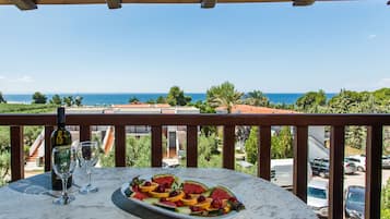 Deluxe Loft, Sea View | In-room safe, desk, blackout curtains, soundproofing