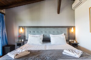 In-room safe, desk, blackout drapes, soundproofing - Coral Blue Beach Hotel (Polygyros)