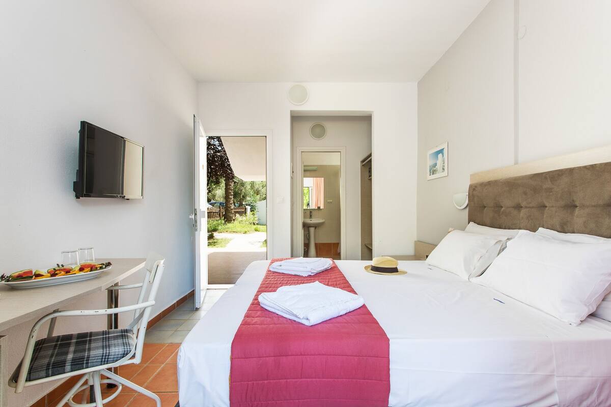 Standard-Doppelzimmer, Gartenblick | Zimmersafe, Schreibtisch, Verdunkelungsvorhänge, schallisolierte Zimmer