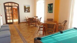 Se sirven desayunos, comidas, cenas y cocina española 