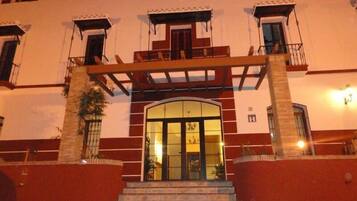 Fachada del alojamiento - Noche