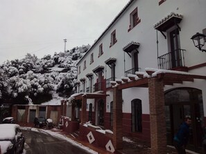 Vista frontal de la propiedad
