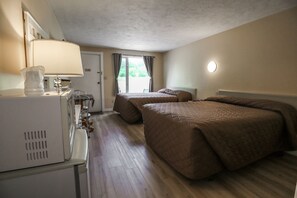 Deluxe kamer, 2 queensize bedden | Een bureau, verduisterende gordijnen, geluiddichte muren, gratis wifi