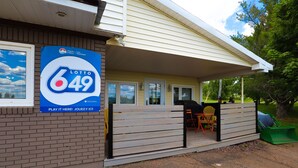 Un edificio con un cartel de Atlantic Lotto 649.