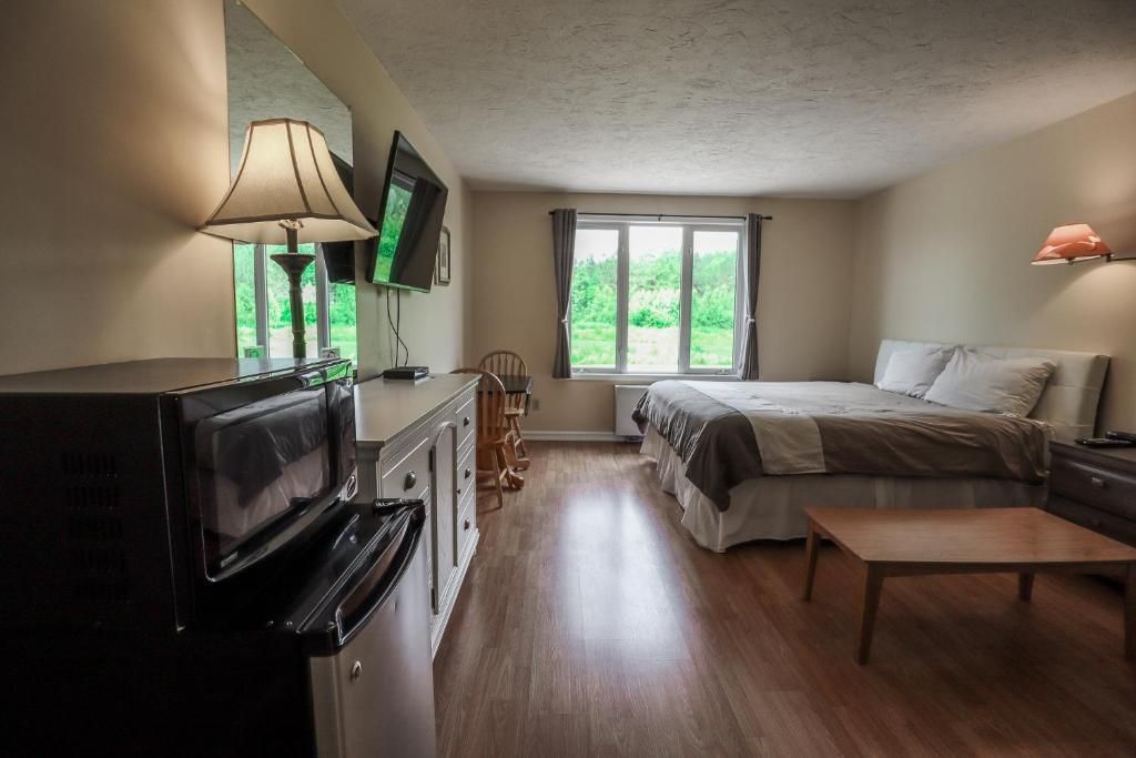 Desk, blackout drapes, soundproofing, WiFi (free)