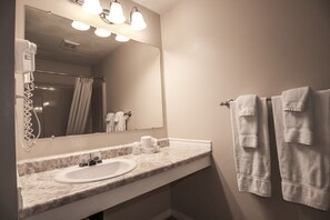 Kamar Deluks, 2 Tempat Tidur Queen | Kamar mandi | Kombinasi shower/bathtub dan perlengkapan mandi gratis