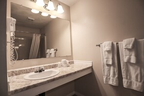 Deluxe Room, 2 Queen Beds | Bathroom