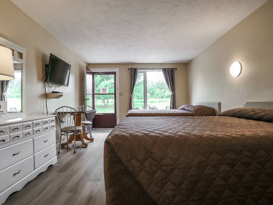 Escritorio, cortinas blackout, sistema de insonorización y wifi gratis