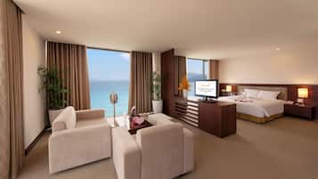 Executive Suite | Minibar, in-room safe, desk, blackout curtains