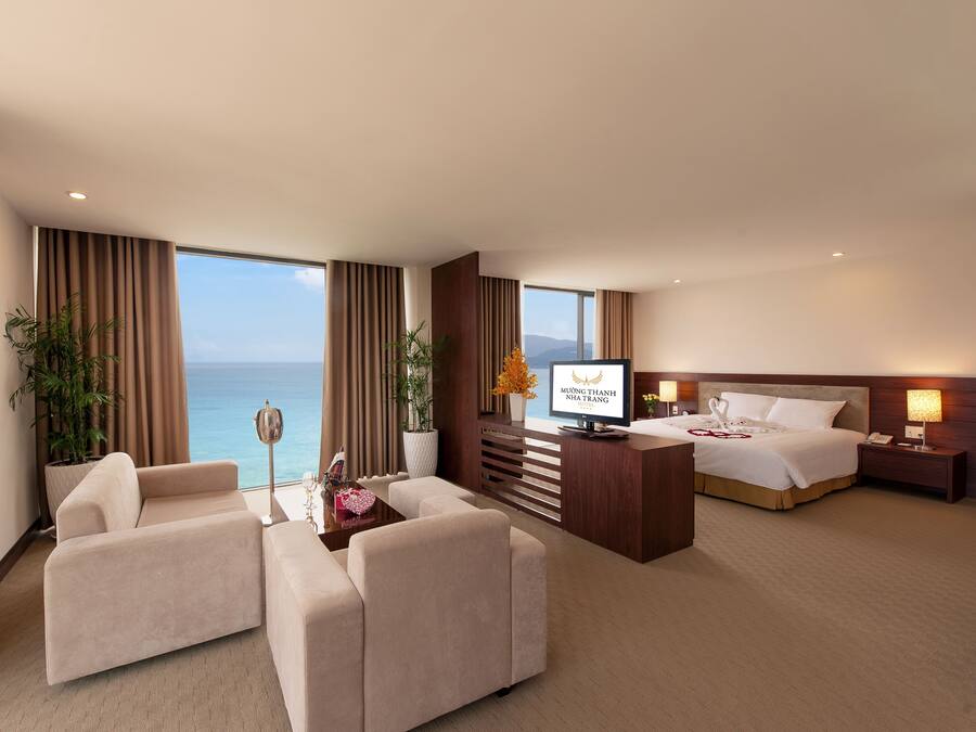 Executive Suite | Frigobar, cofres nos quartos, escrivaninha, cortinas blackout