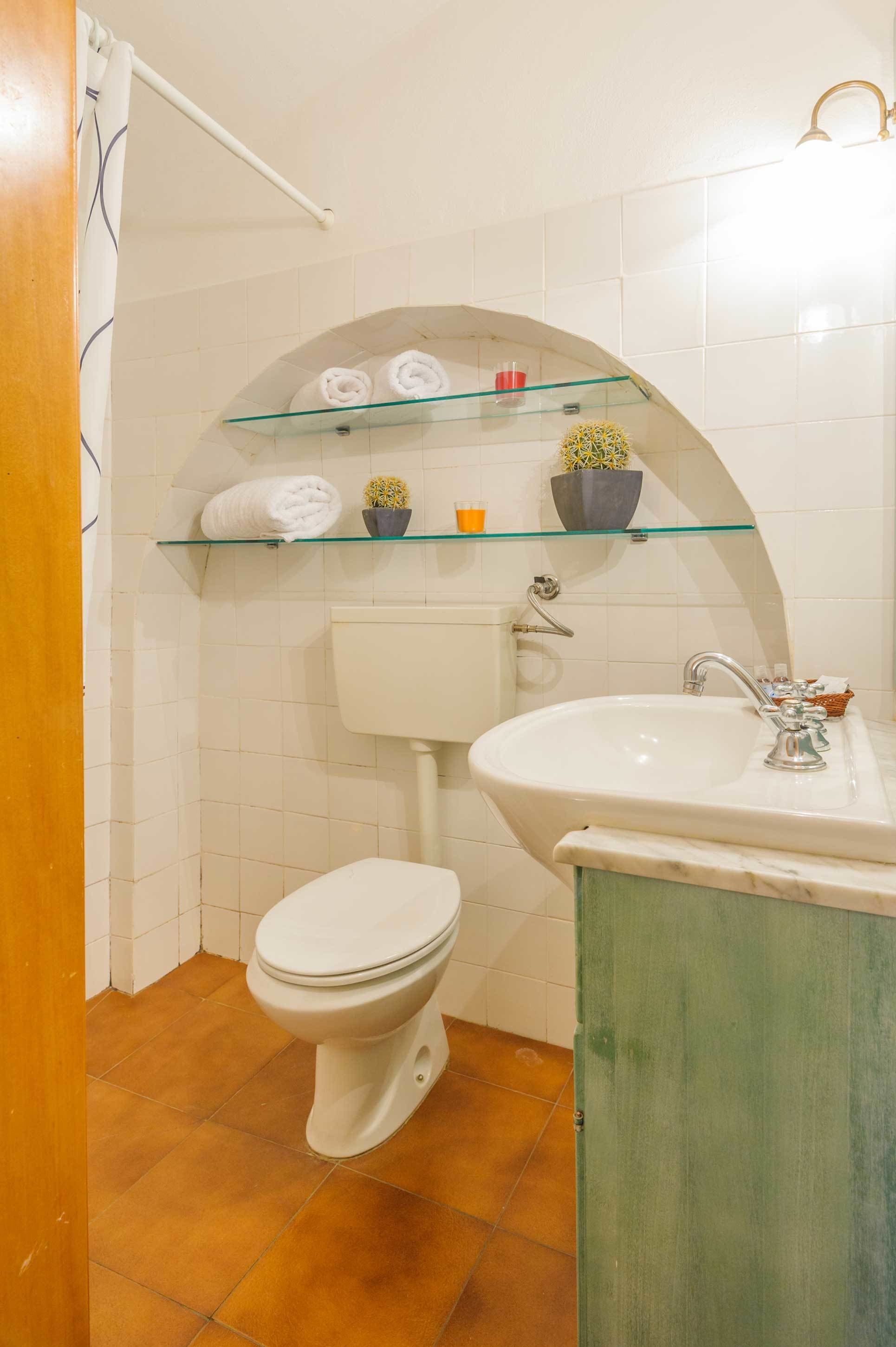 standard single room | bathroom | shower, free toiletries, towels