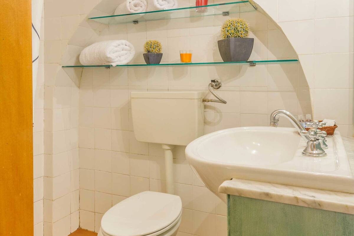 standard single room | bathroom | shower, free toiletries, towels