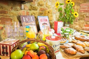 A breakfast buffet with various food items and beverages, including fruits, pastries, and hot chocolate. - La Locanda di Casalmustia (Trequanda)