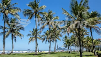 Una spiaggia nelle vicinanze