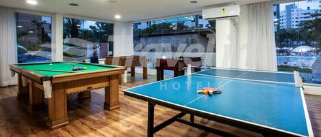 Une pièce équipée d’une table de billard, d’une table de snooker et d’une table de ping-pong.