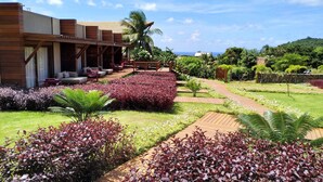 A resort with a pool area, outdoor seating, and a well-maintained garden. - Colina Pousada SPA (Fernando de Noronha)