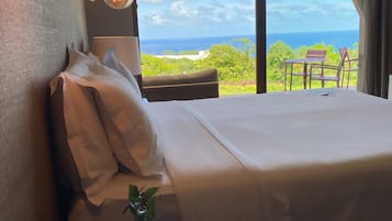 Apartamento (Vista Mar) | Roupas de cama premium, frigobar, escrivaninha, cortinas blackout
