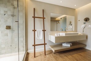 Bungalow | Sängtillbehör av högsta kvalitet, minibar och skrivbord
