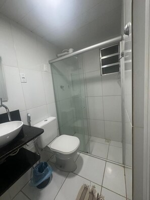Quarto Duplo Standard | Baño | Regadera y toallas 