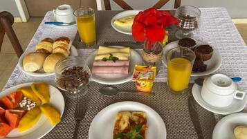 Café da manhã com buffet grátis todos os dias