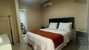Quarto Duplo Standard | Frigobar, escrivaninha, cortinas blackout, ferros/tábuas de passar roupa
