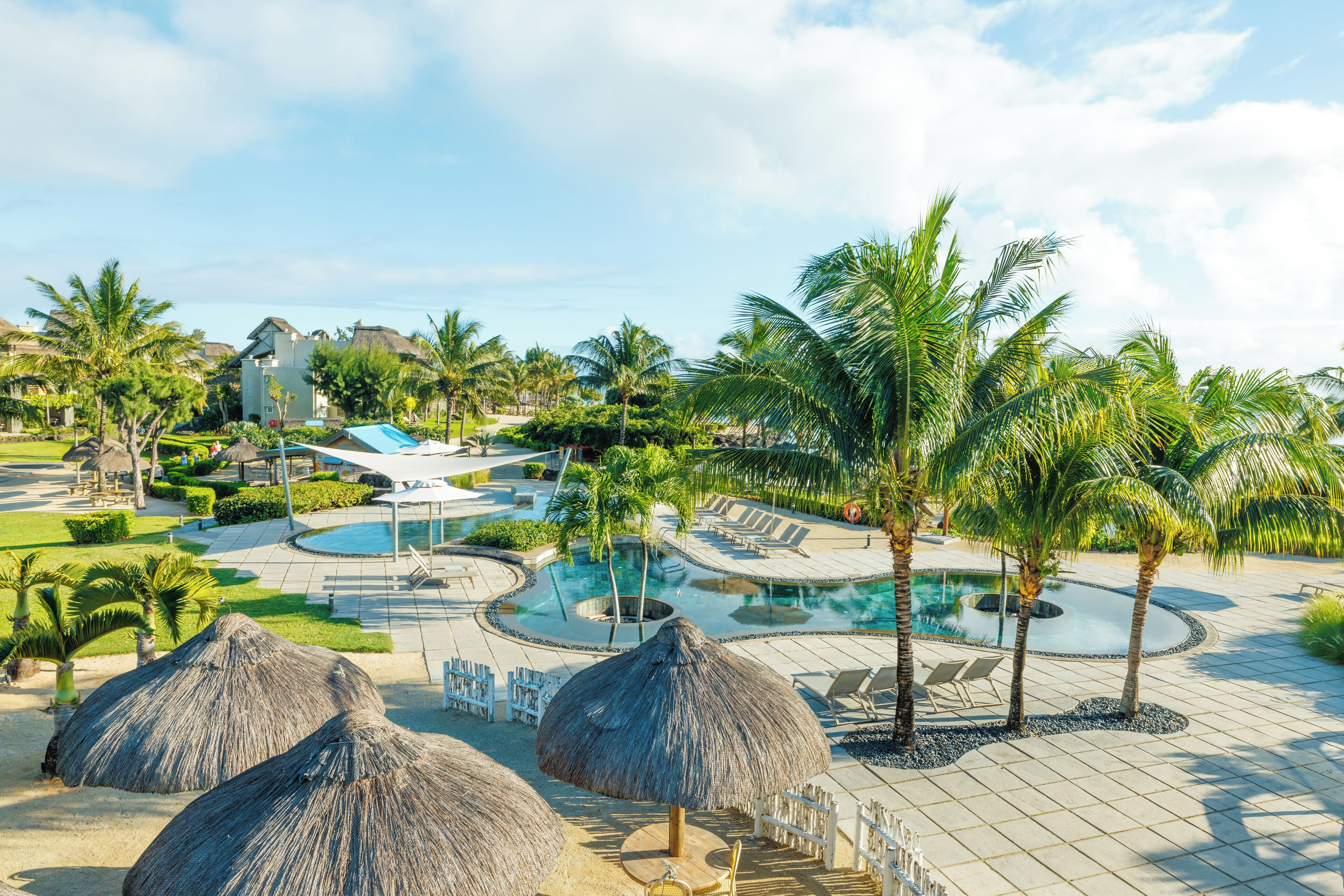 4 outdoor pools, pool loungers