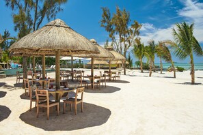 7 restaurantes; se sirve desayuno, almuerzo y cena; cocina internacional