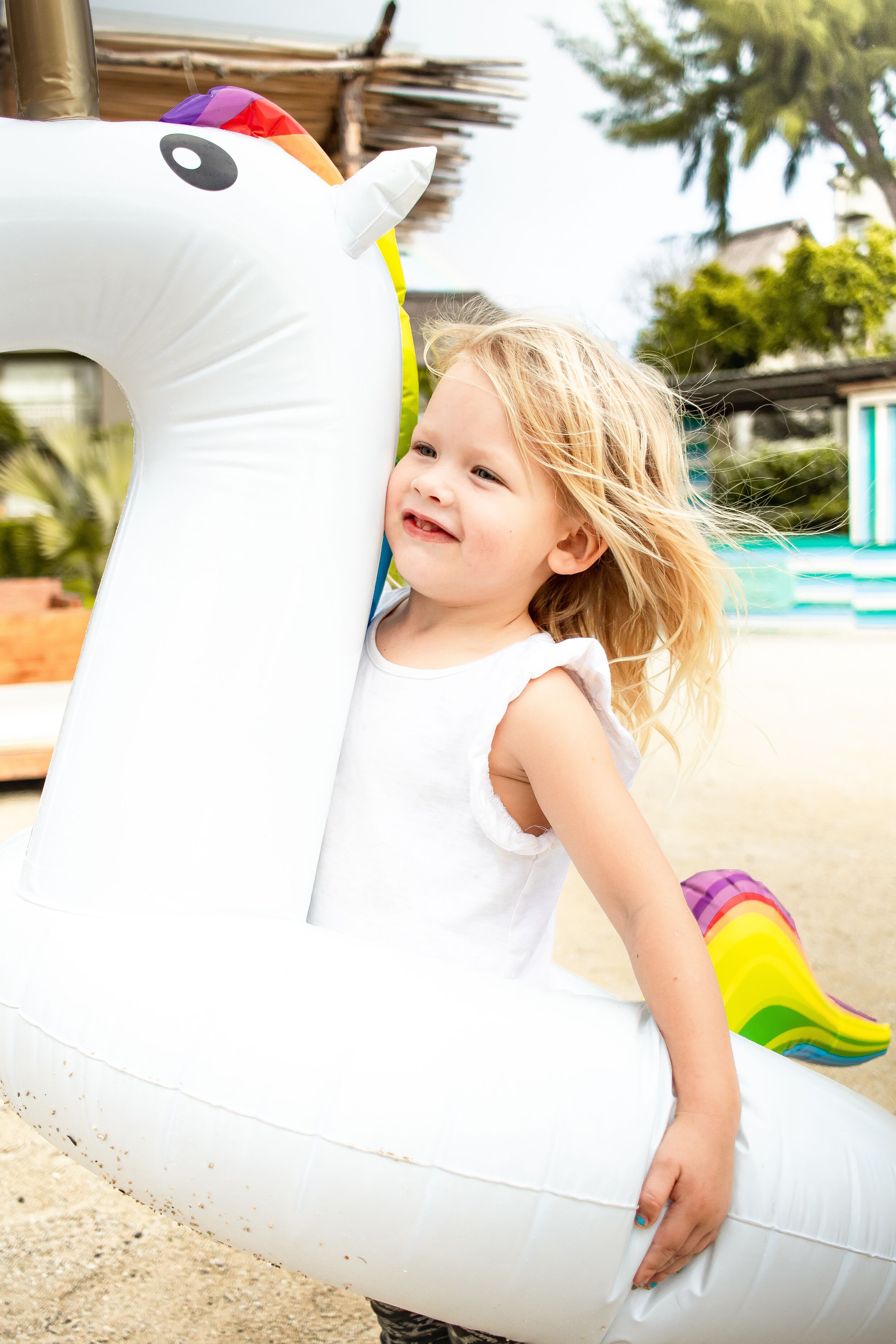 4 outdoor pools, pool loungers