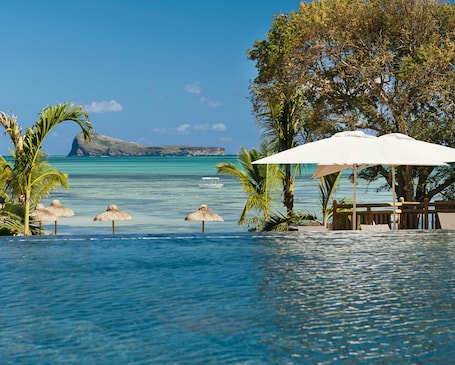 4 piscinas al aire libre, sillones reclinables de piscina. Zilwa Attitude