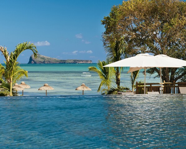 4 室外游泳池，日光浴躺椅