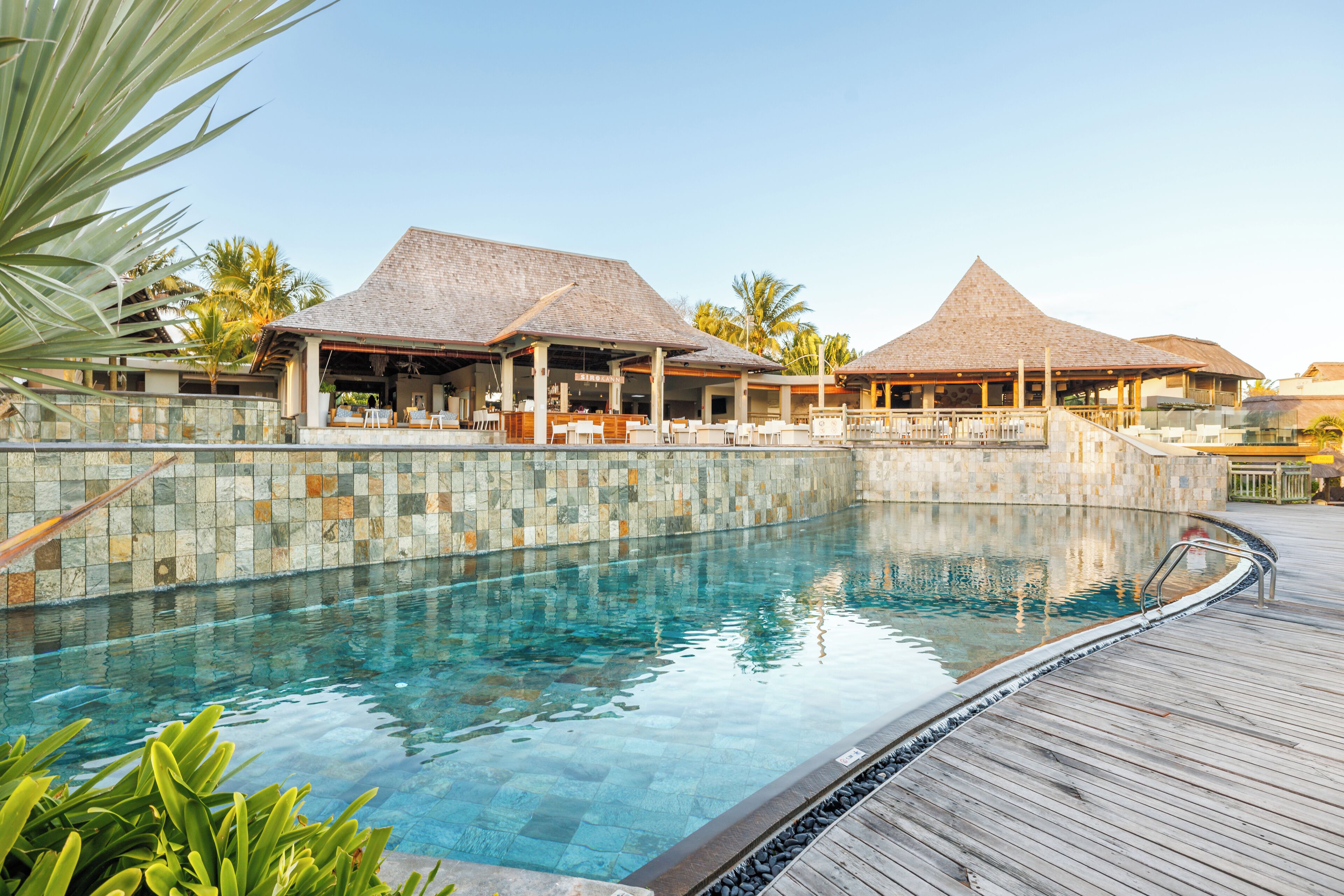 4 outdoor pools, pool loungers